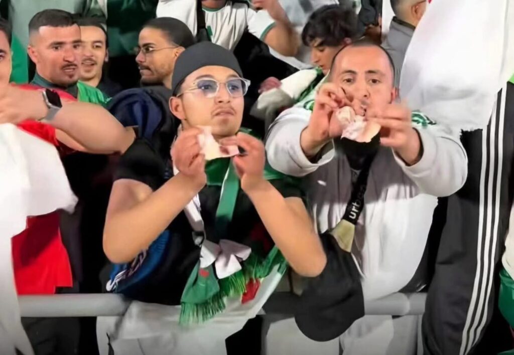 السجن النافذ لمشجع جزائري مزّق العملة الوطنية.