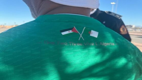 توقيف مشجع جزائري في ملعب مراكش بسبب لبسه قميصا يحمل خرقة الانفصالية