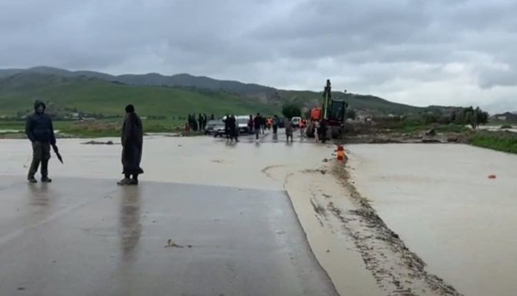 جهوية 24 ارتفاع منسوب وادي جمعة بتاونات يربك حركة السير بالطريق الوطنية رقم 8 بين فاس و تاونات يستدعي تدخلاً وقائياً للسلطات