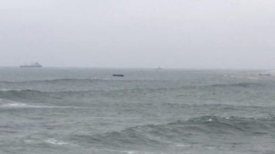 الأمواج تتسبب بانقلاب حاويات بميناء البيضاء