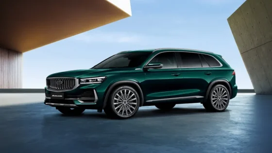 جيلي الصينية تذهل العالم: محرك هجين يقطع 100 كم بليترين فقط من الوقود!