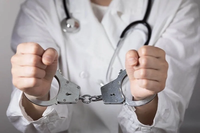 أمن مكناس يطيح بطبيبة ومستخدمة بشبهة ترويج أدوية مهربة ومضرة بالصحة أمن مكناس يطيح بطبيبة ومستخدمة بشبهة ترويج أدوية مهربة ومضرة بالصحة