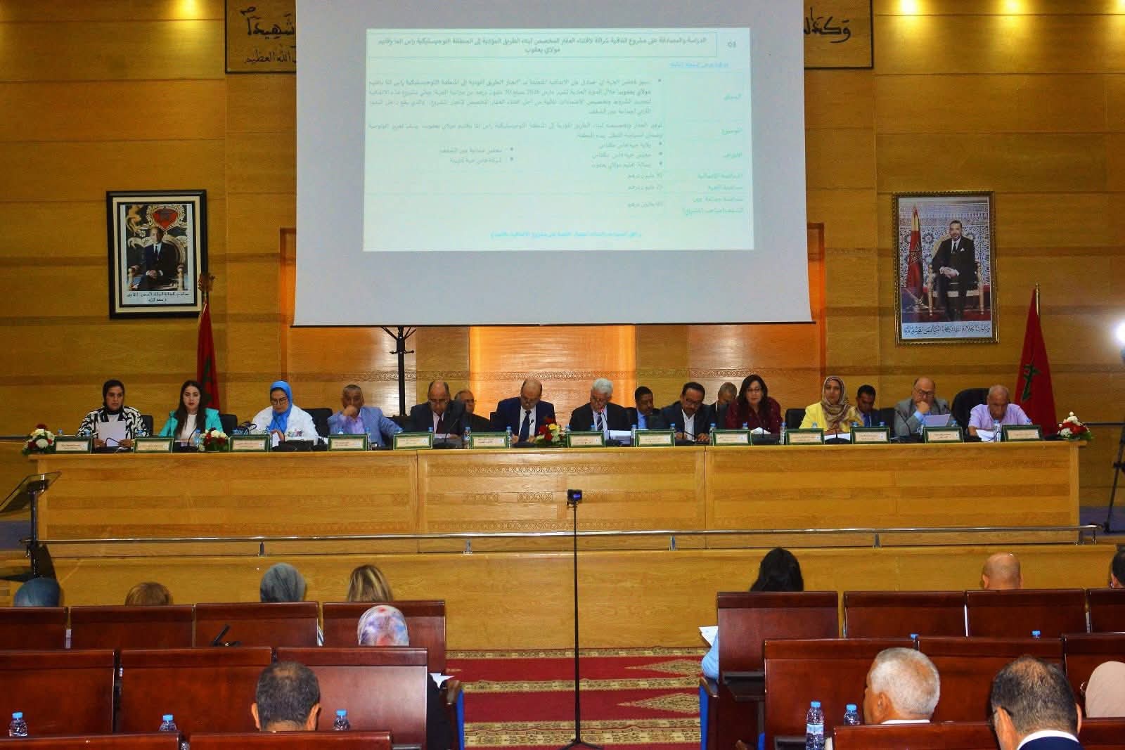 فاس-مكناس: المصادقة على مشروع بناء الملعب الكبير بمكناس واتفاقيات استراتيجية لتعزيز البنية التحتية