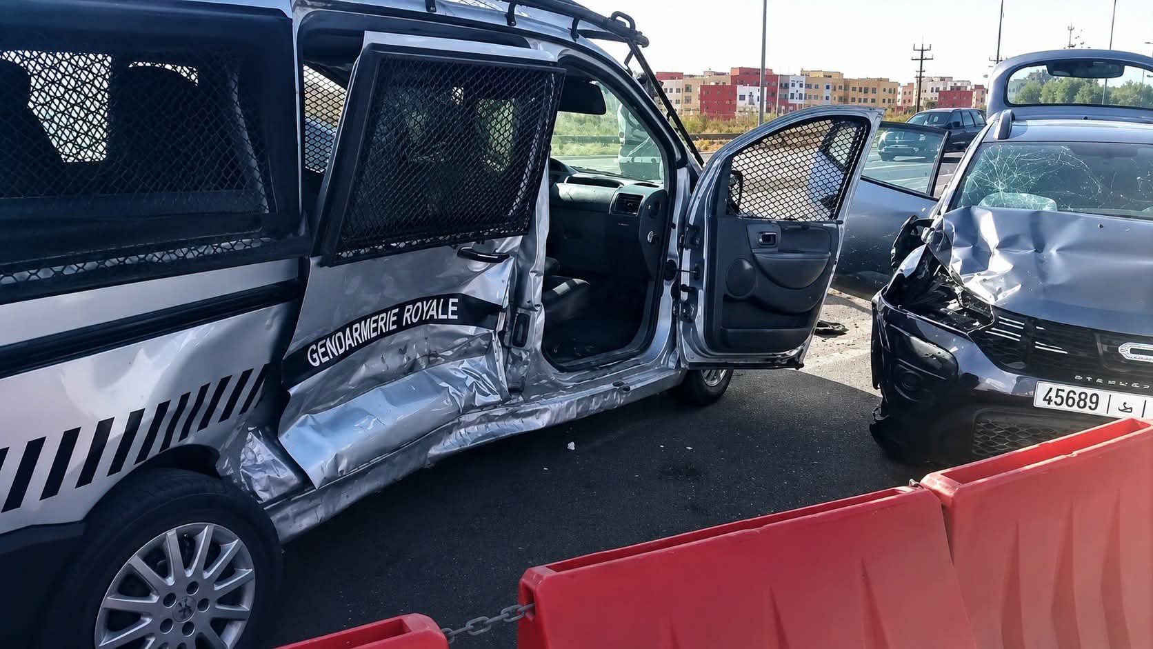 حادث خطير بمحطة الأداء بسيدي علال البحراوي.. توقيف سائق بعد اصطدامه بسيارة تابعة لسرية تيفلت