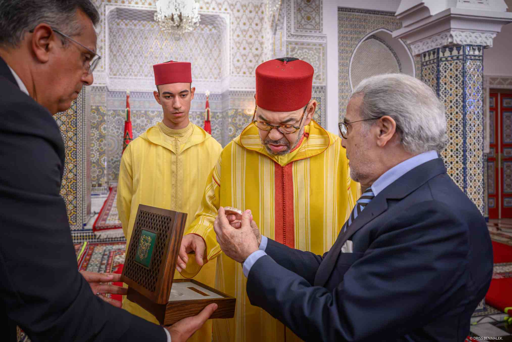 جلالة الملك يستقبل والي بنك المغرب